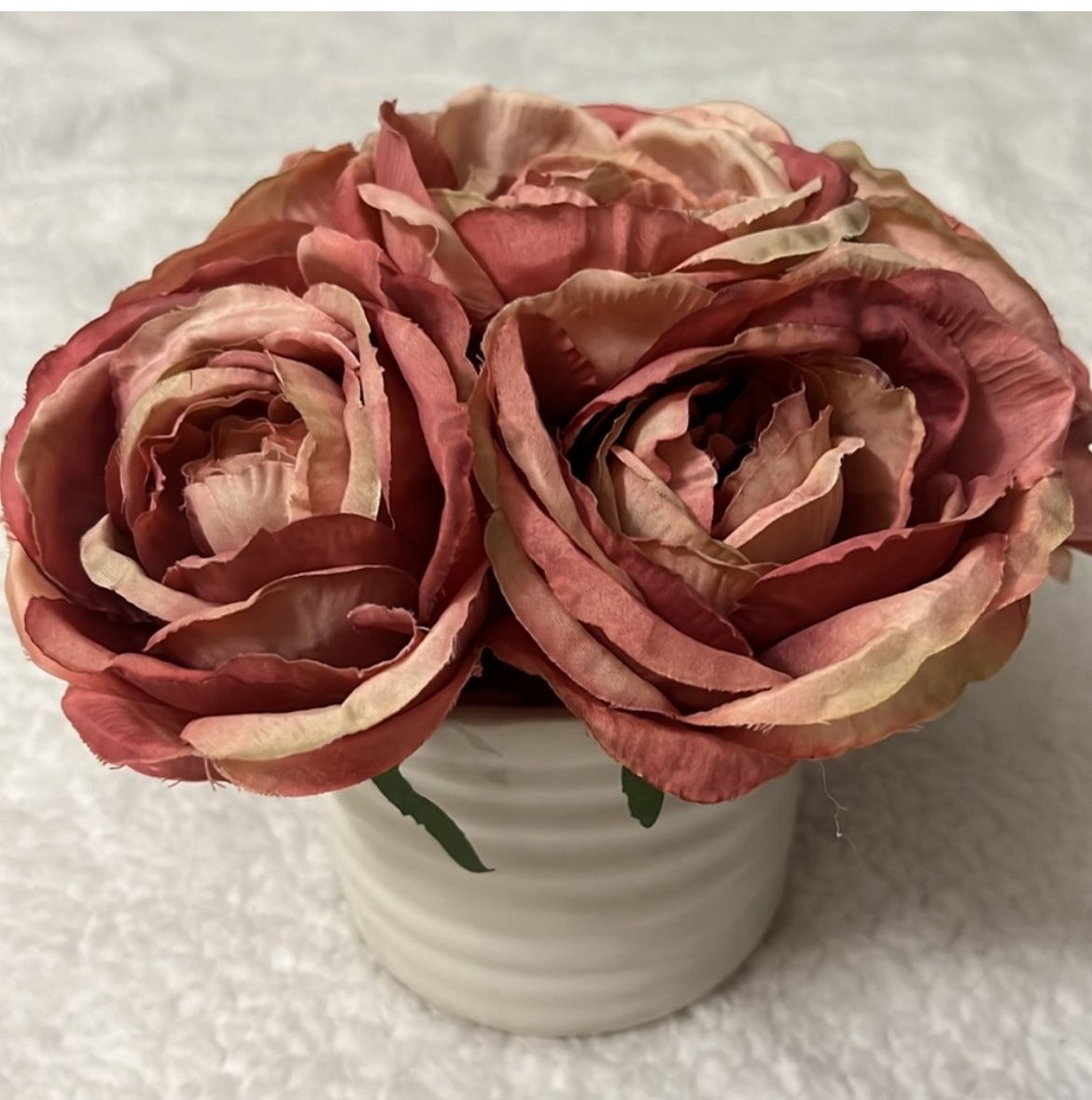 NWOT Artificial Silk Rose Flower Arrangement With Ceramic Vase