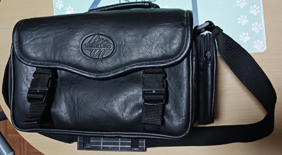 VANGUARD BLACK LEATHER CAMERA CASE WITH 5 STORAGE COMPARTMENTS & A STRAP