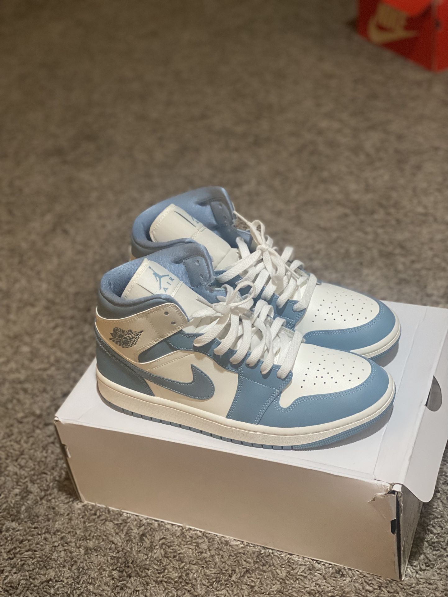 Wmns Air Jordan 1 Mid UNC Size 9.5 In Men