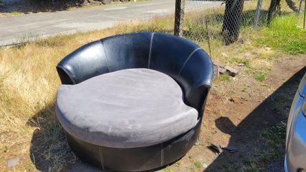 FREE - Large round swivel chair - PENDING PICKUP