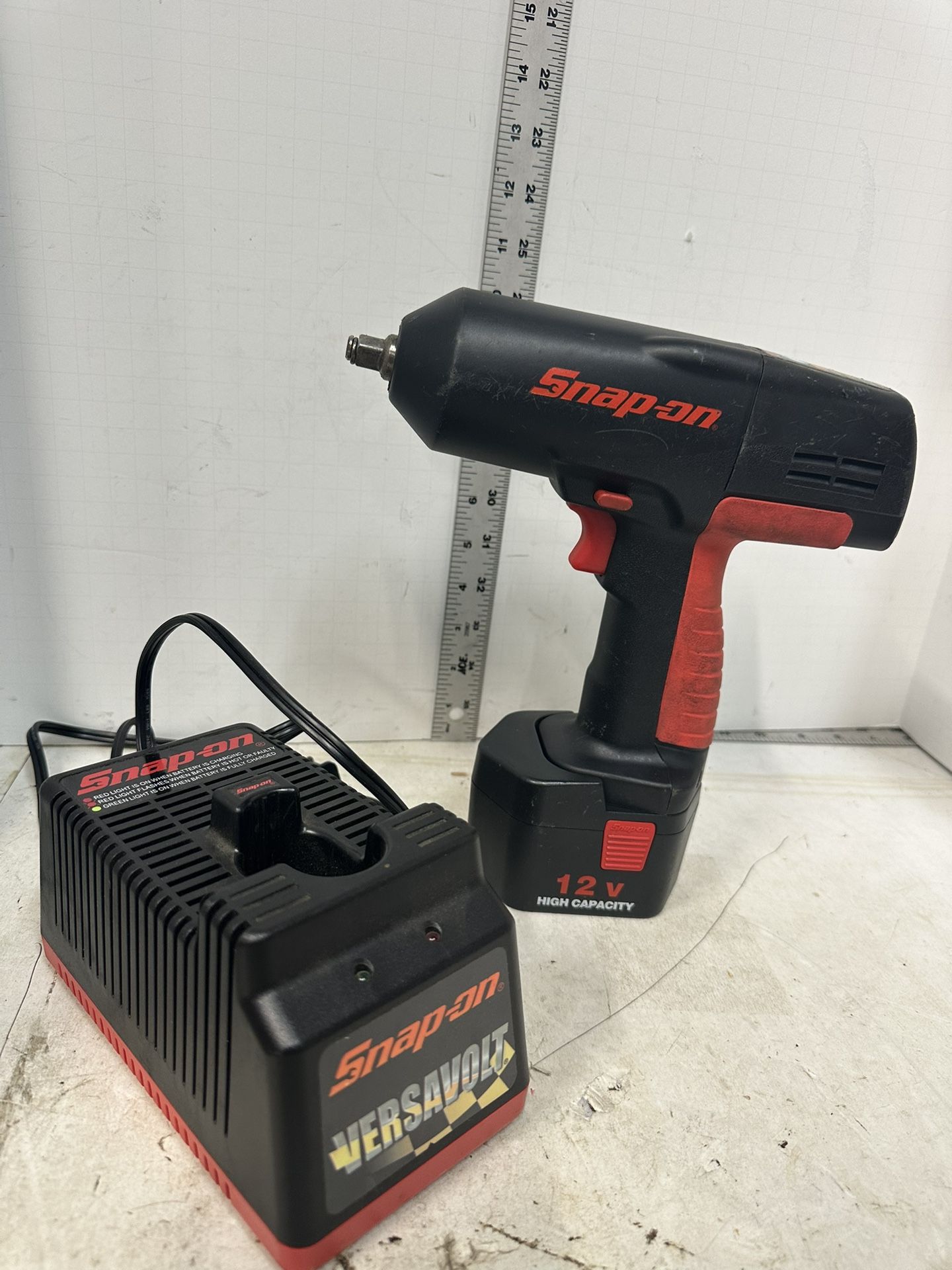 Snap On CT310 3/8" Impact Wrench 12V D.C W/ CTC-300 Battery Charger Works #P