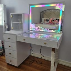 💝 Hello Kitty Vanity Set, Base and Mirror, New in the Box.