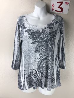 Women’s shirt size small but runs big like M-L