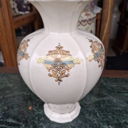Stunning LOOKING VINTAGE  LENNOX FLORAL DESIGN  VASE WITH  GOLD TRIM  PERFECT CONDITION 