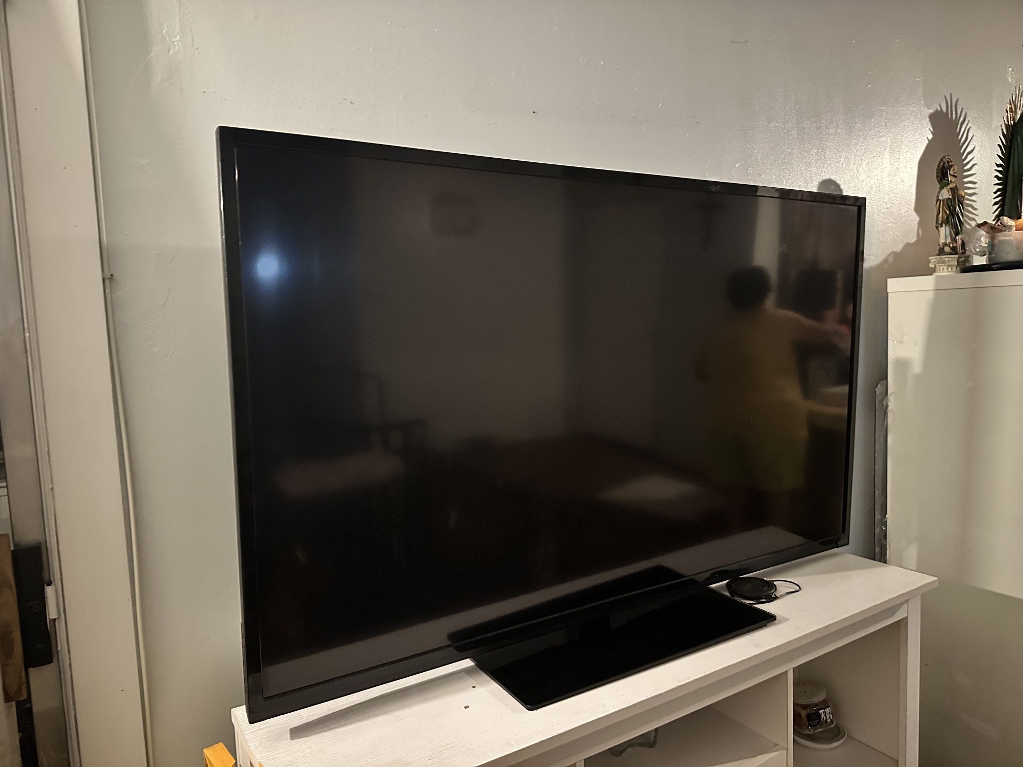 MOVING SALE Vizio E E601i-A3 is a 60-inch smart LED-LCD HDTV 2013