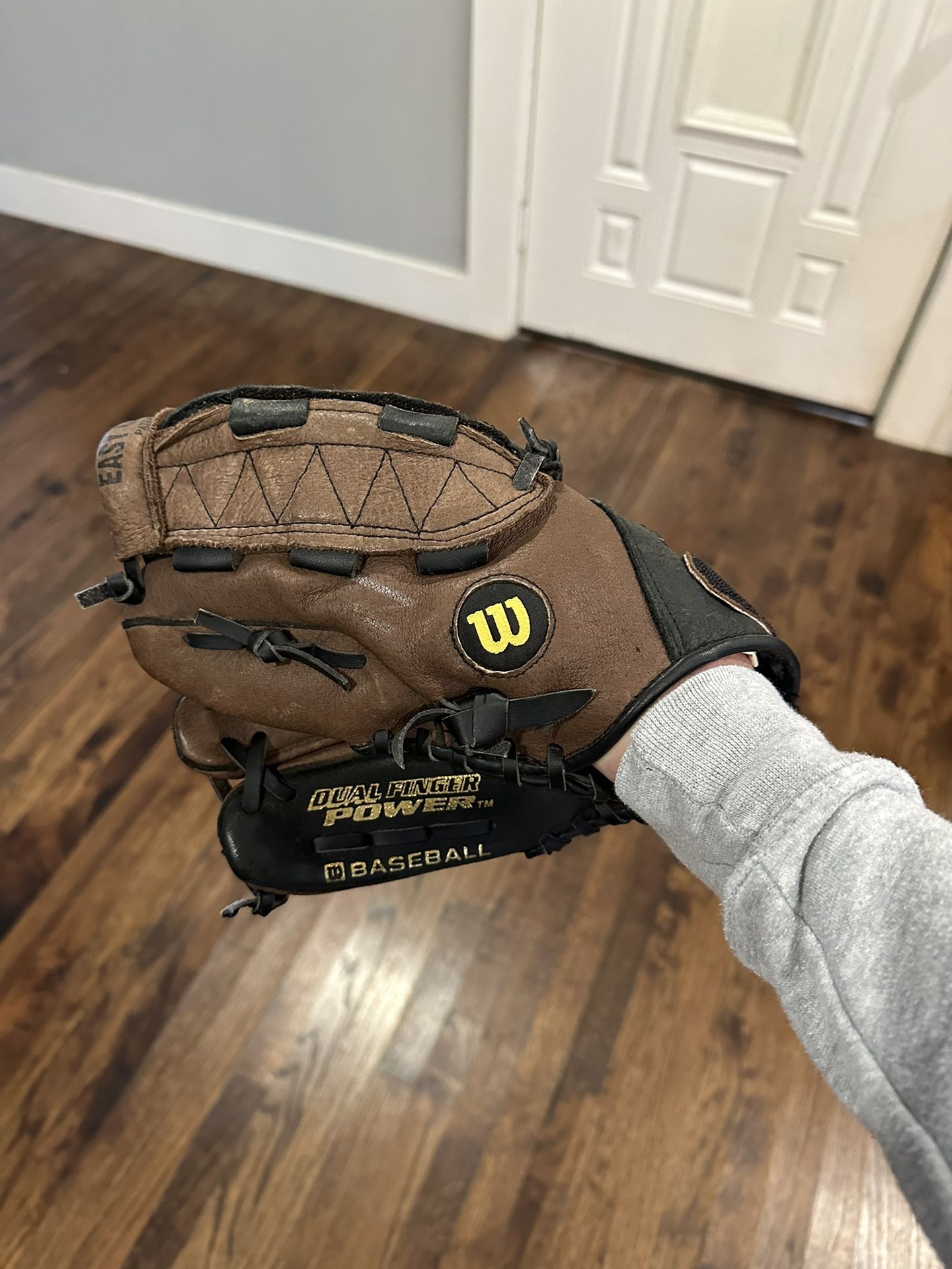 Wilson EZ Catch Leather RIGHT HAND 10.5” Baseball Glove