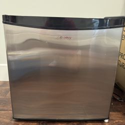 Upstreman 1.7 Cu.ft Mini Fridge with Freezer – Like New