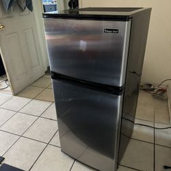 Magic Chef Small Refrigerator & Freezer
