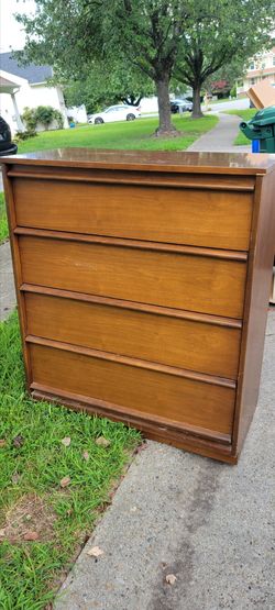 Medium Vintage 4-Drawer Bassett Chest of Drawers