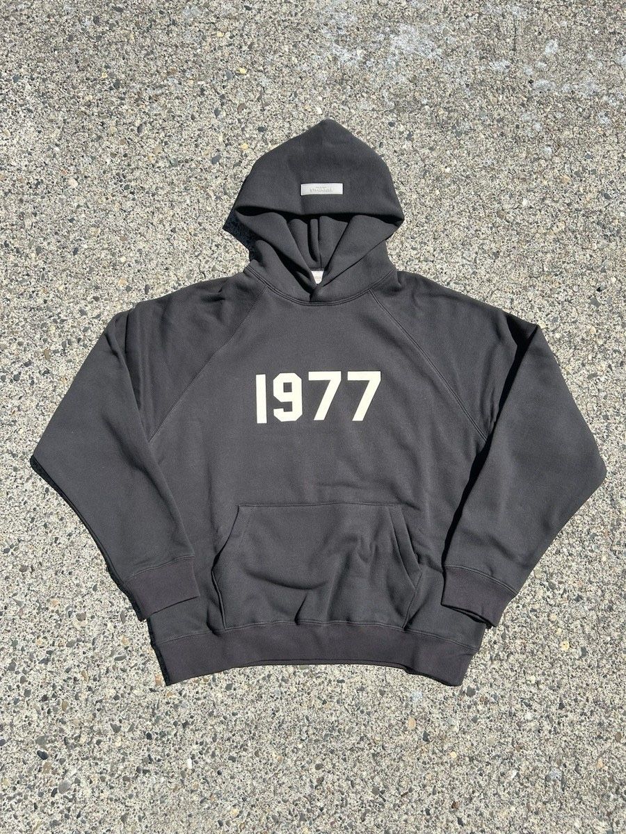 1977 essential hoodie