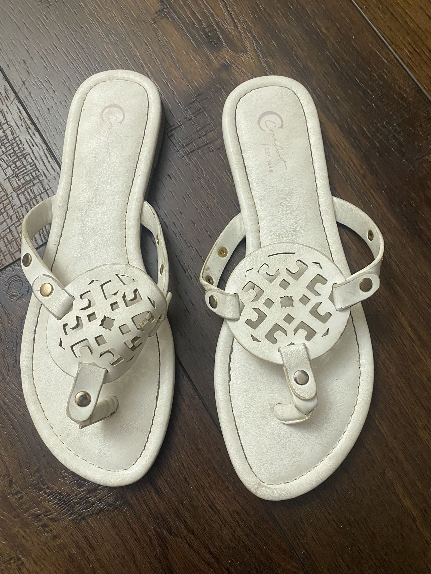 Womans White Sandals Size 8 By Comfort