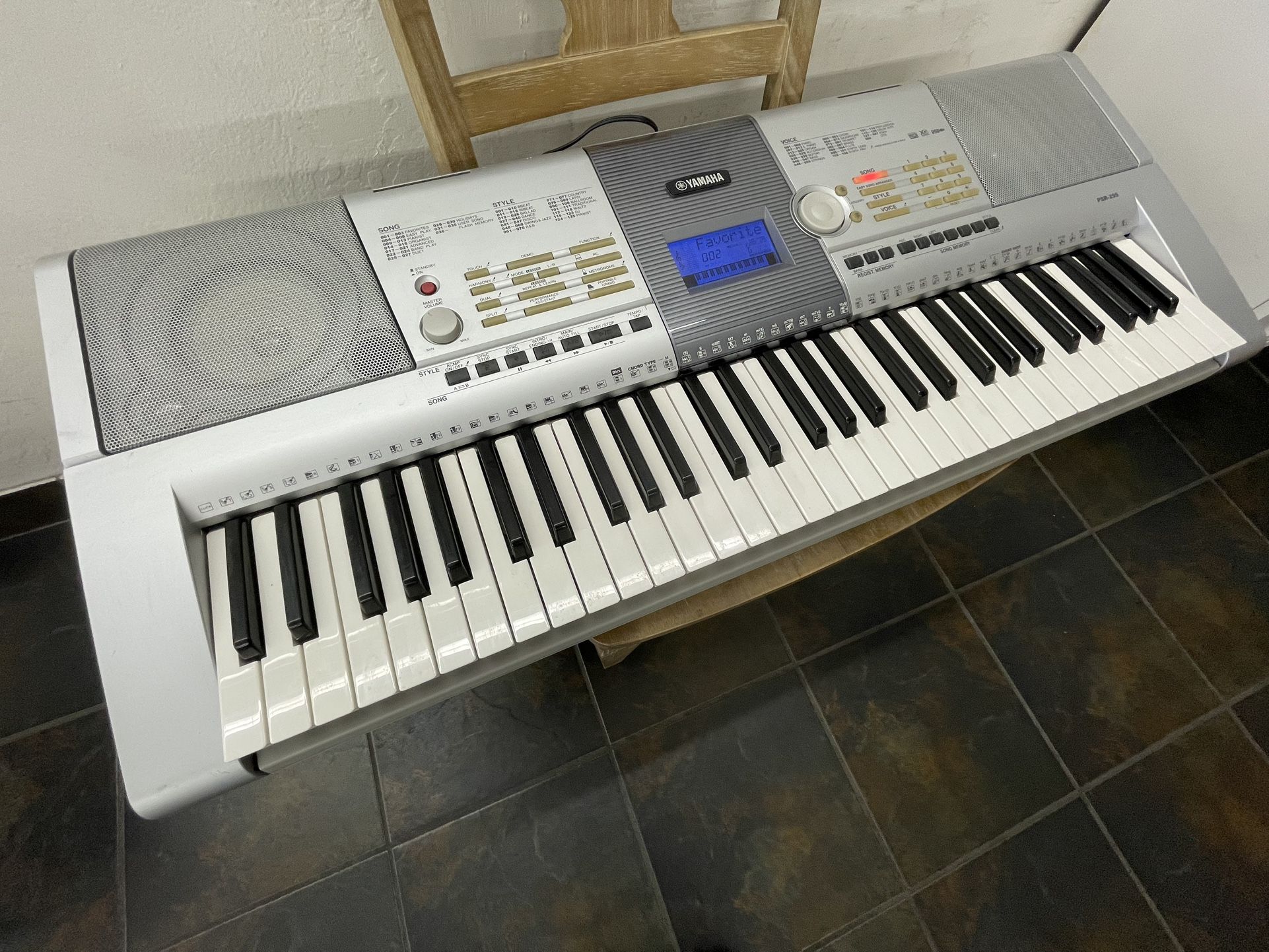 Yamaha PSR-295 Touch Sensitive 61 Key Portable Electric Keyboard - Works Great
