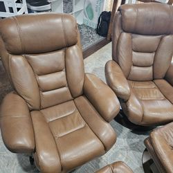 Set of (2) Leather Reclining/Swivel Chairs w/Ottomans
