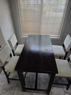 Table with 4 chairs