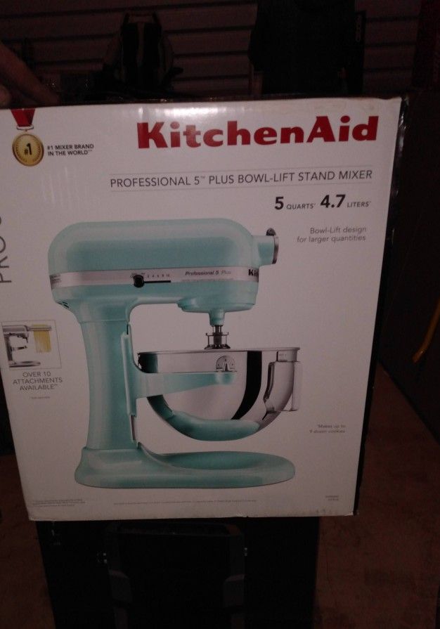 Kitchen Aid Mixer 5qts With Multiple Attachments