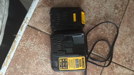 DEWALT DCB107 Battery Charger with Battery