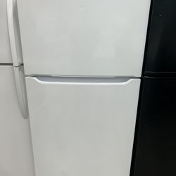Like New White 18 Cu Ft Refrigerator 