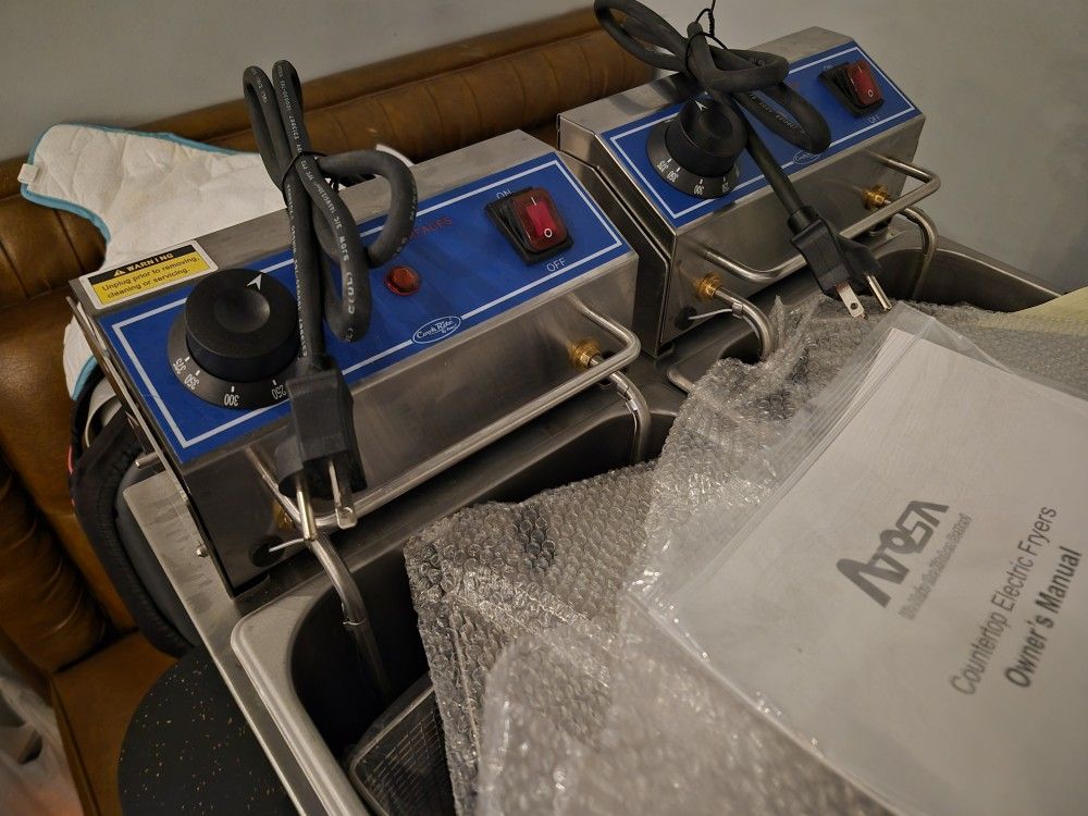 ry Baskets
High Temperature Control
Built-In Basket Hooks
Attached Power Cord And Plug
Atosa CookRite ACEF-32 32 lb. Electric Countertop Fryer - 208V