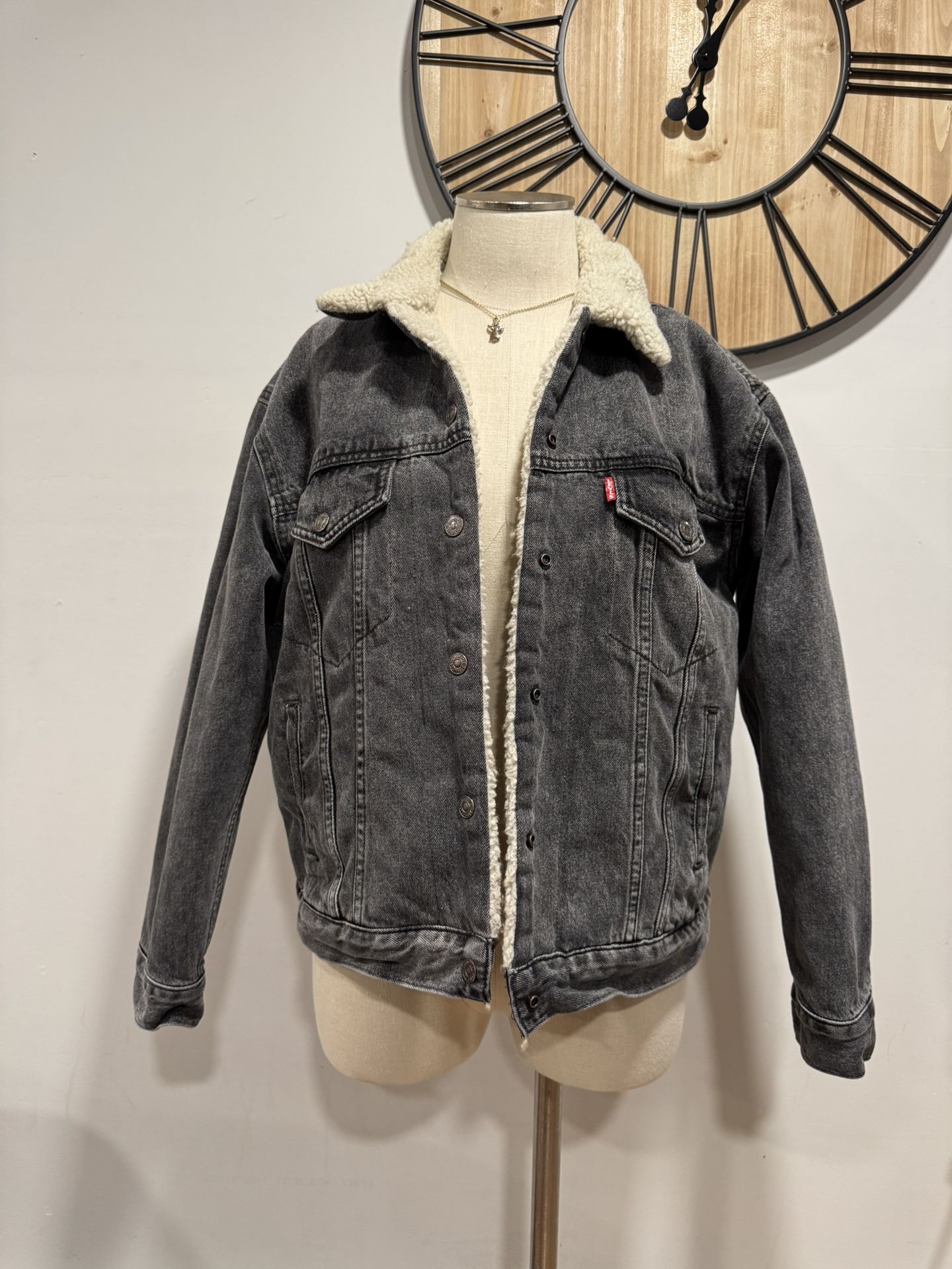 Levi’s Women’s Jacket Size Medium (PreLoved)