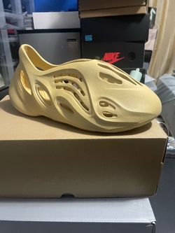 Yeezy Foam Runner Sand Size 9