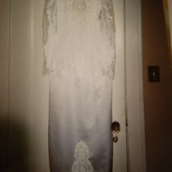 White Wedding dress with detach trane, Size 13/14