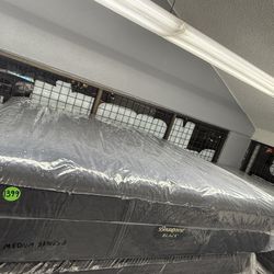KING SIZE SIMMONS BEAUTYREST BLACK SERIES 3 (MEDIUM) MATTRESS & BOX SPRINGS BED SET