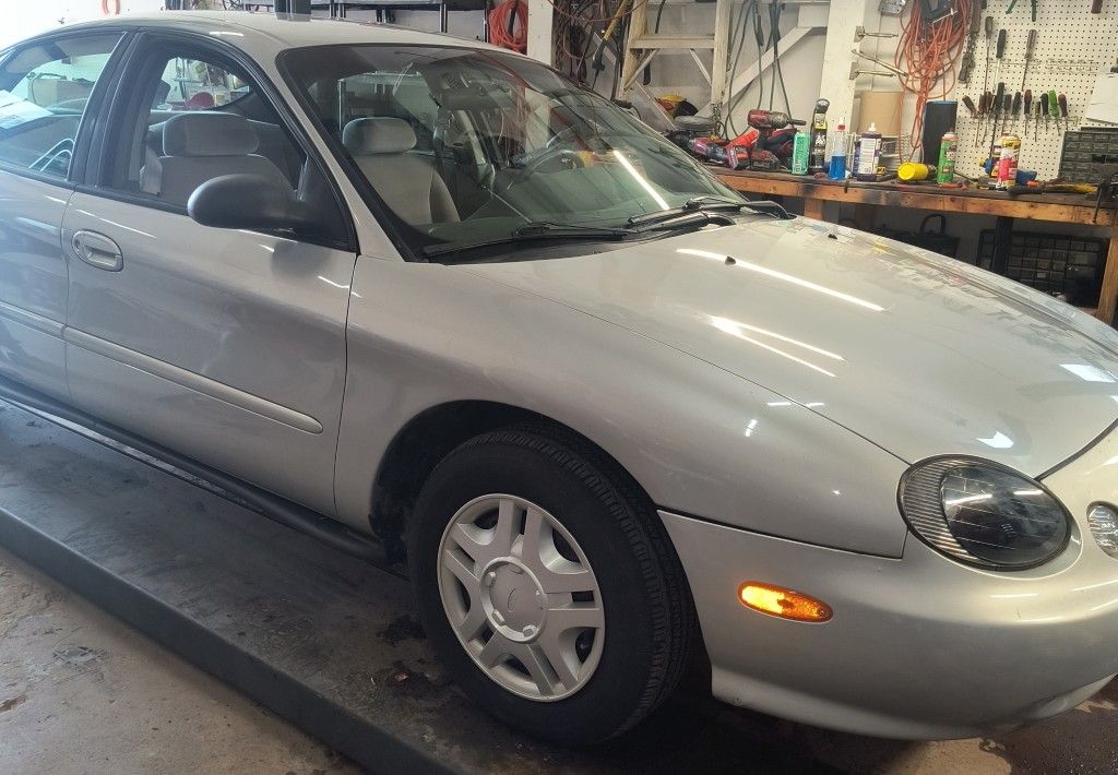 1999 Ford Taurus