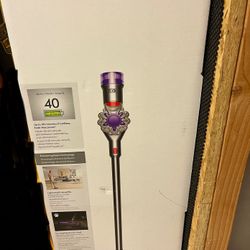 Dyson V8 Vacuum 