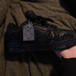 Lv All Black Trainer 