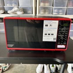 🔥 Red Countertop Microwave 700W – Like New – Works Perfect