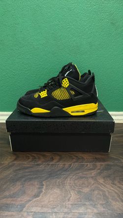 Jordan 4 Retro Thunder Size 8.5  with Crease Protectors