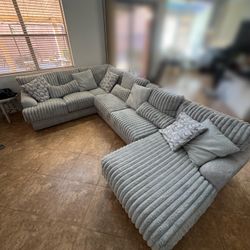 Modern Gray Sectional Sofa – Excellent Condition (Oversized + Comfy)