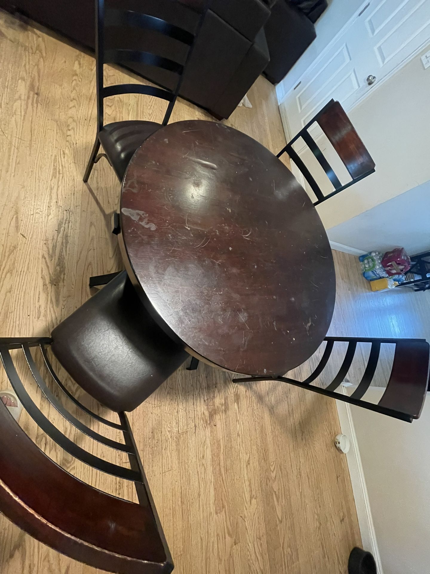 round table with 4 chairs 