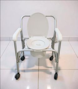 🔹 White Portable Commode 3-in-1 Toilet with Wheels and Brake (Drive)