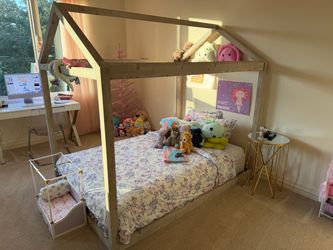 Restoration Hardware Kids Cole House Bed and matching dresser with Mattress