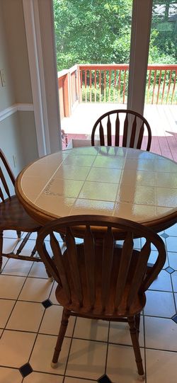 42” round tile top table with 3 windsor back chairs