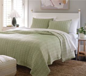 Brand new full/queen quilt and sham set