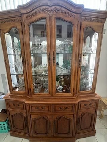 Regina Walnut Classic Italian China Cabinet
$200 OBO