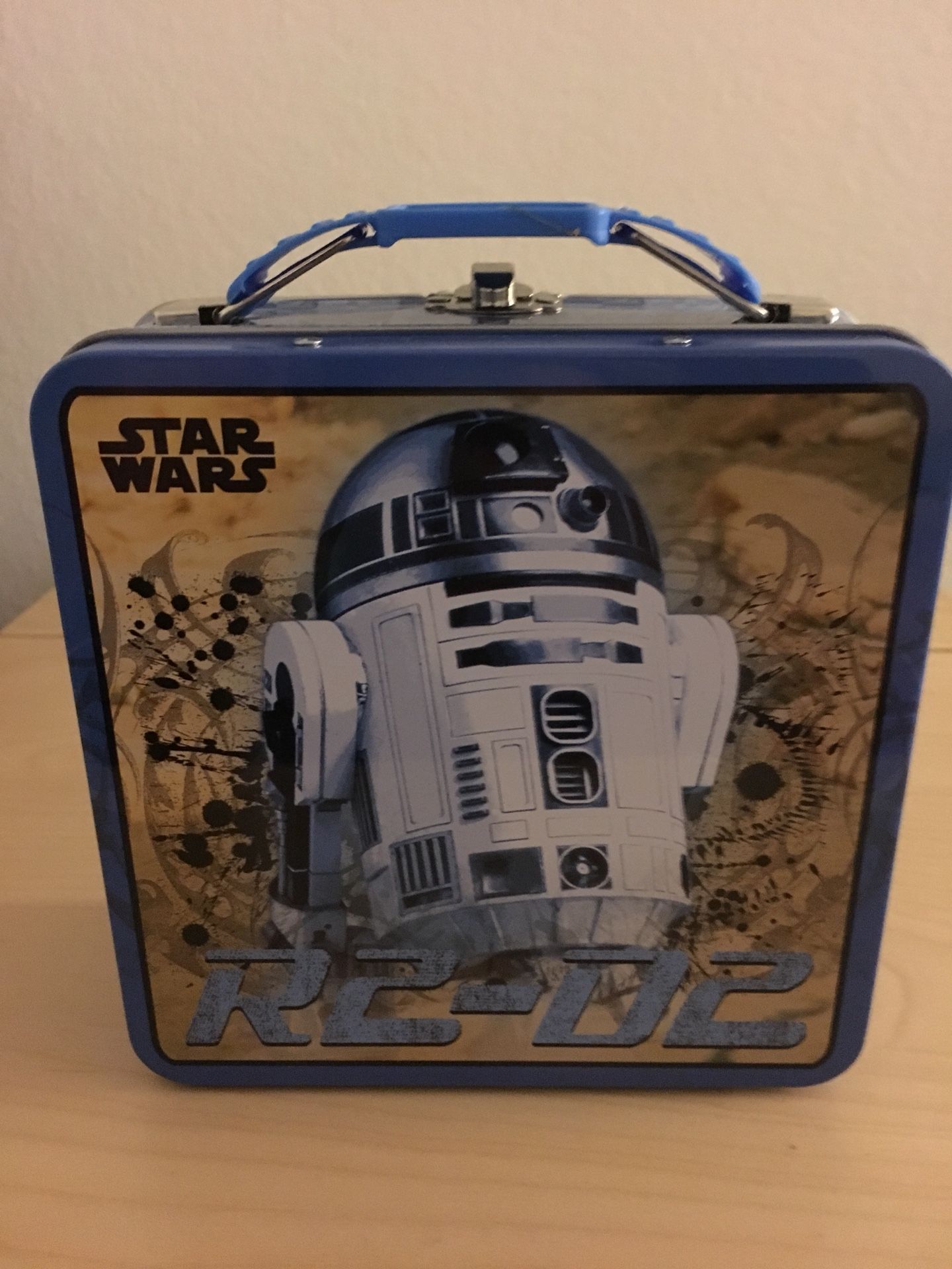 New Star Wars R2/D2 Themed Tin Lunch Box.