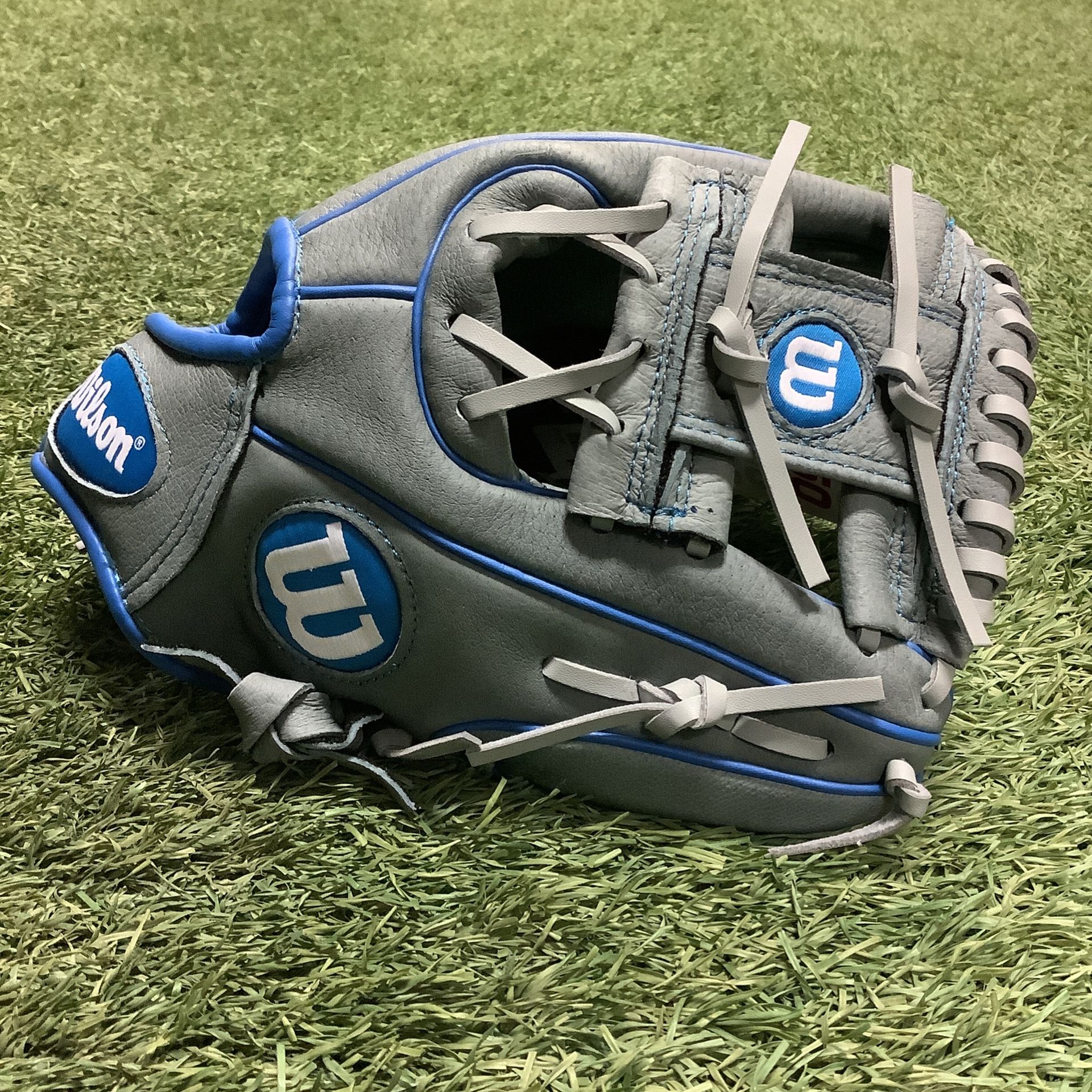 New Wilson 10.75” Grey/Blue Baseball/Softball Glove RHT SKU2(contact info removed)