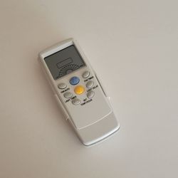 Ceiling Fan Remote Control Of Replacement Of Hampton Bay Fan9t 
Thermostatic Remote. New, never been used, please see the photos. 
Batteries are not i