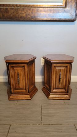 TWO BEAUTIFUL SOLID WOOD SIDE TABLES/ NIGHTSTANDS BY THOMASVILLE