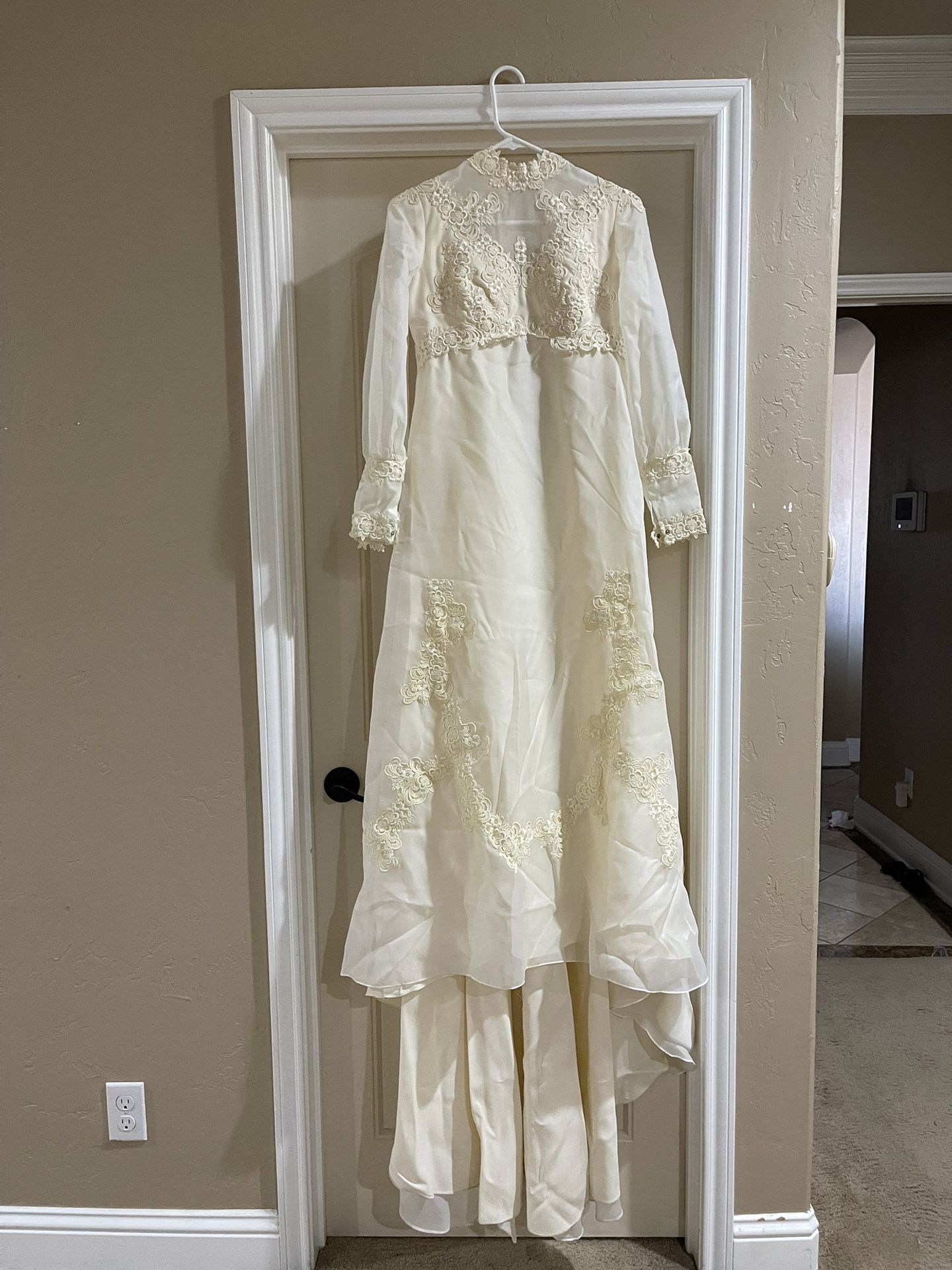 vintage wedding dress and veil 