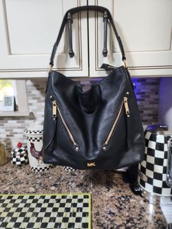Michael kors Black shoulder bag.