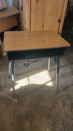 DESK WITH ADJUSTABLE LEGS 