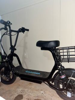 Caroma Electric Scooter 20 mph speed, with 30 mile range. 1200W motor.