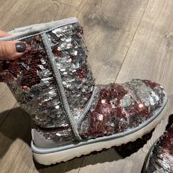 Ugg’s Original Sparkle Boots Two Tone Color Gray And Red Beautiful