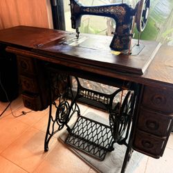 1906 Singer Treadle Sewing Machine. 