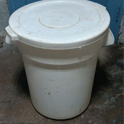 Plastic Can With Lid