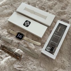 Women’s Apple Watch Bundle SE GPS 